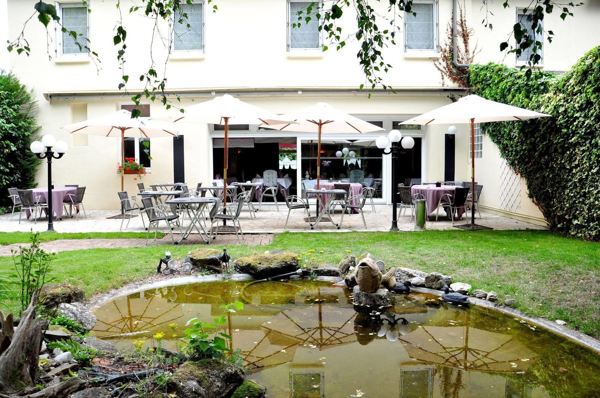 Logis Hotel-Restaurant La Croix Couverte Mayenne Bagian luar foto